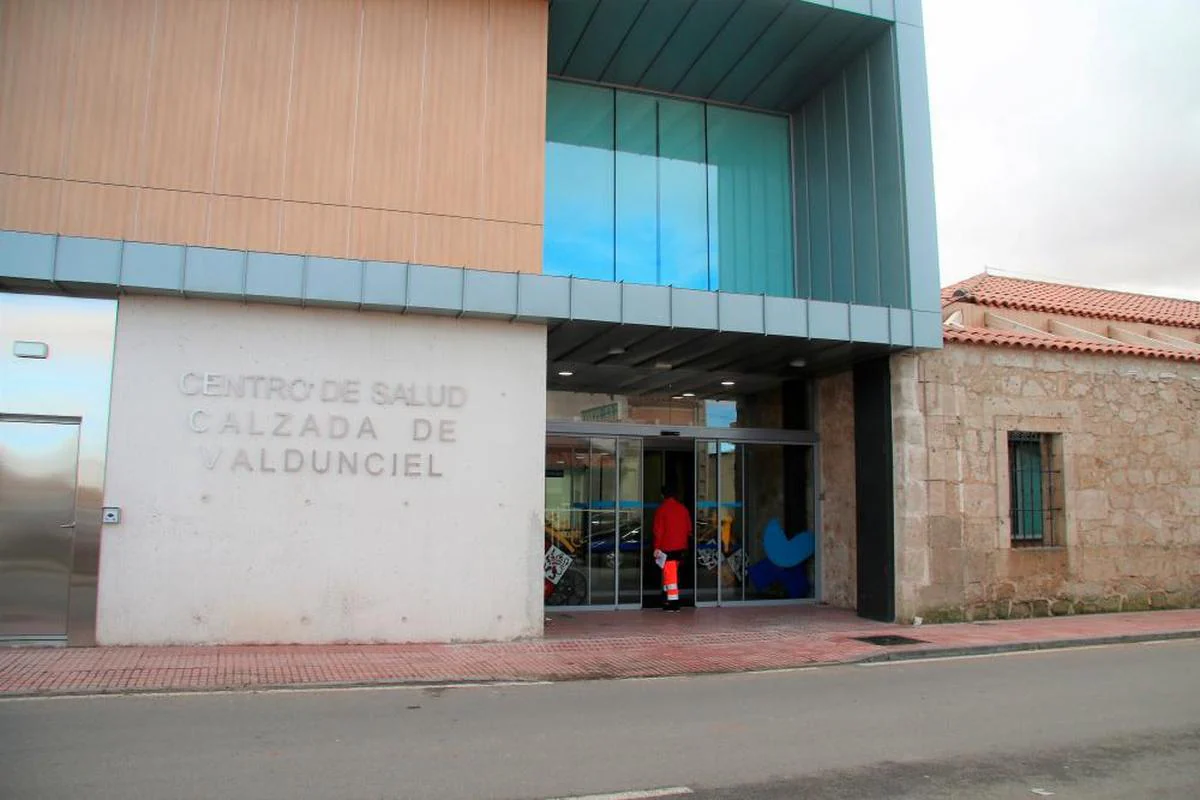 Un sanitario entrando en el centro de Salud de Calzada de Valdunciel que el viernes entró en funcionamiento.