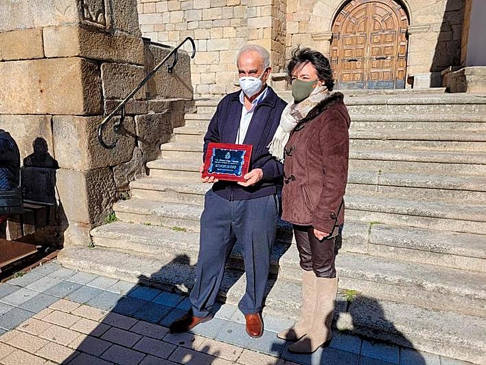 El empresario Narcisco Crespo, de Cuperal, siendo investido Matancero de Honor de Vitigudino