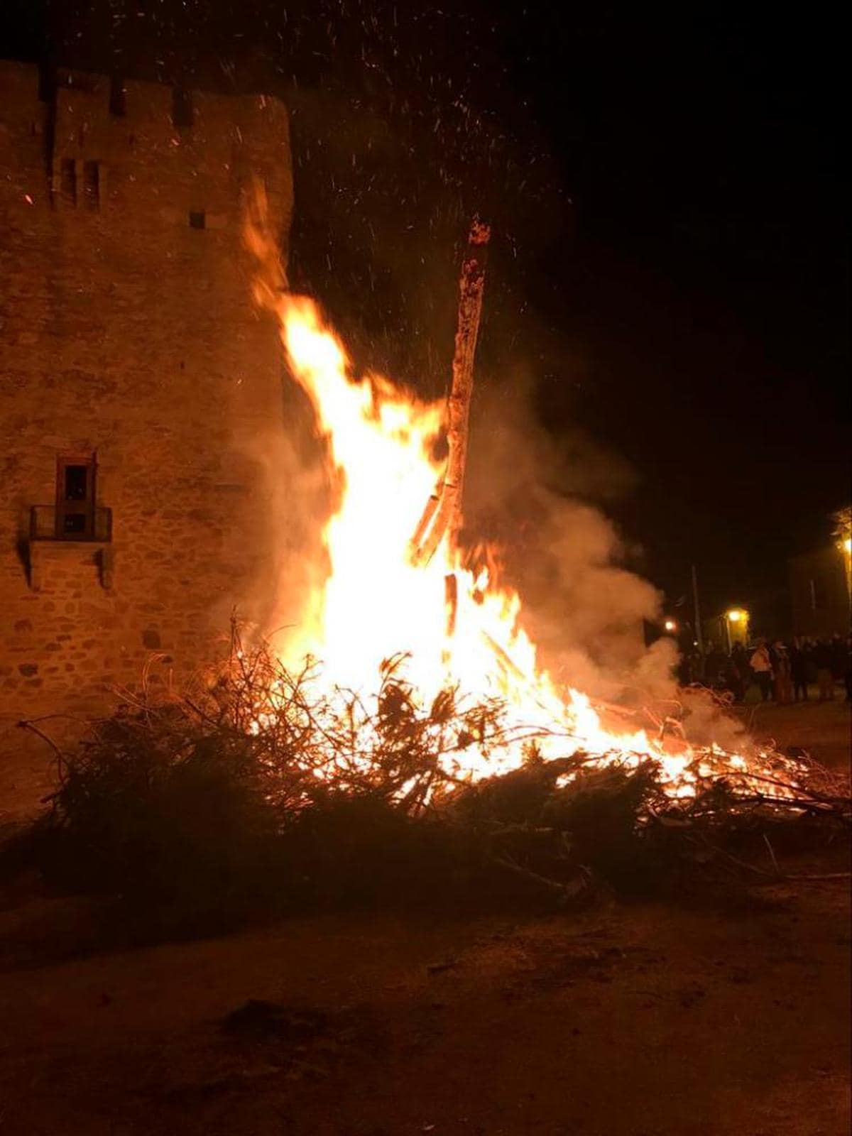 Hoguera con la quema de capachos en diciembre, tradición ancestral que añade magia al pueblo