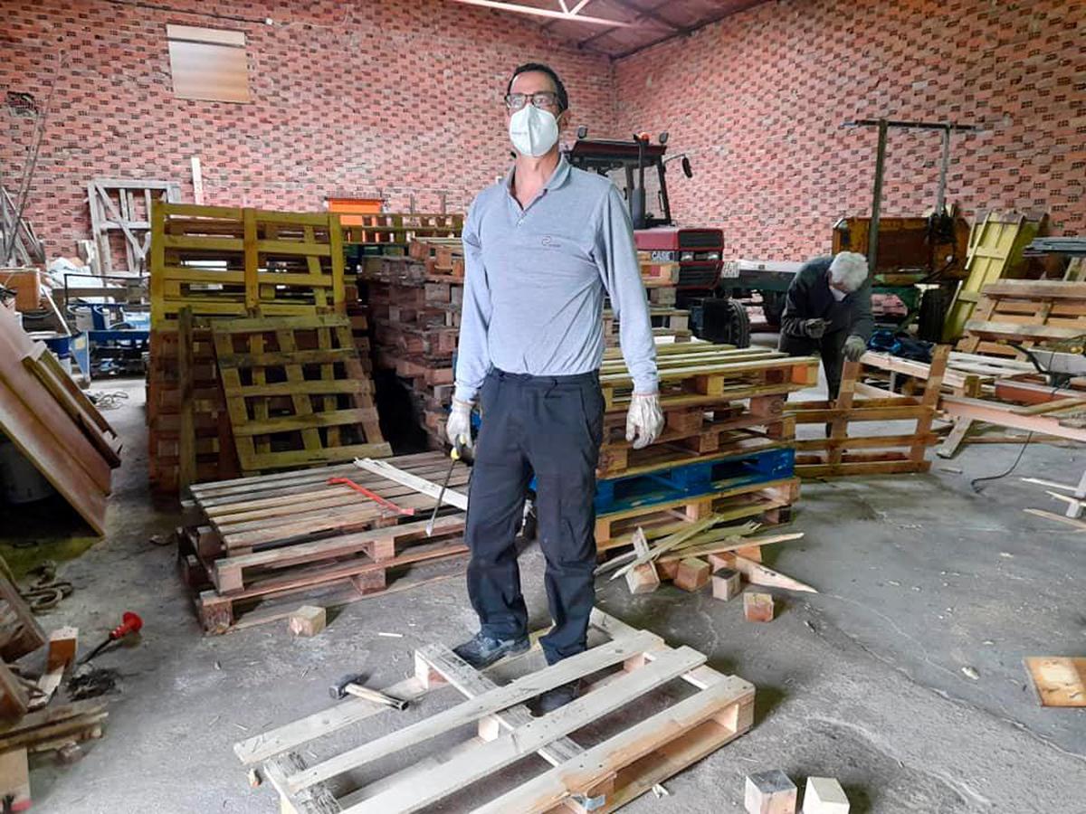 Voluntarios trabajando en el reciclado de los palets para el montaje del árbol de Navidad.