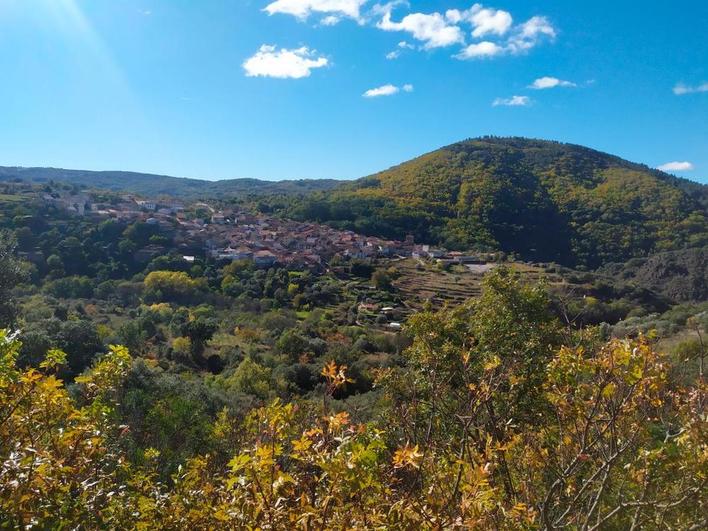 Imagen del casco urbano de San Esteban de la Sierra con los colores propios del otoño.