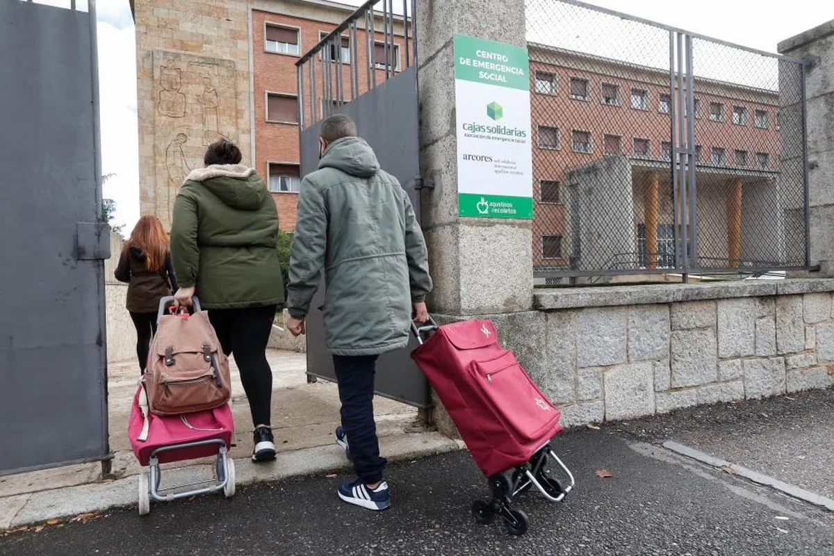 Varias familias acuden a la sede de Cajas Solidarias para recoger alimentos.