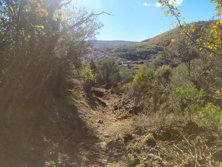 Imagen de un tramo de la ruta con San Esteban de la Sierra al fondo