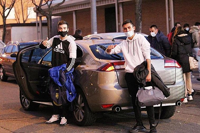 Carlos y Andrés, preparados para uno de sus viajes