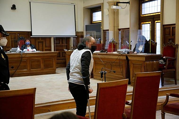 R.A.T., en la primera sesión del juicio en la Audiencia Provincial.