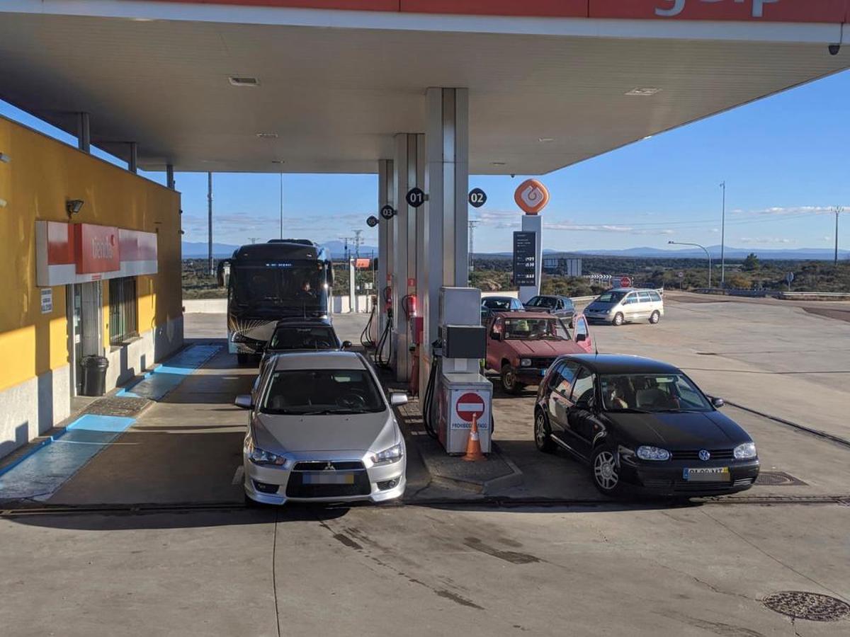 Vehículos repostando en una gasolinera de Fuentes de Oñoro, ante la posibilidad de no poder cruzar desde este miércoles.