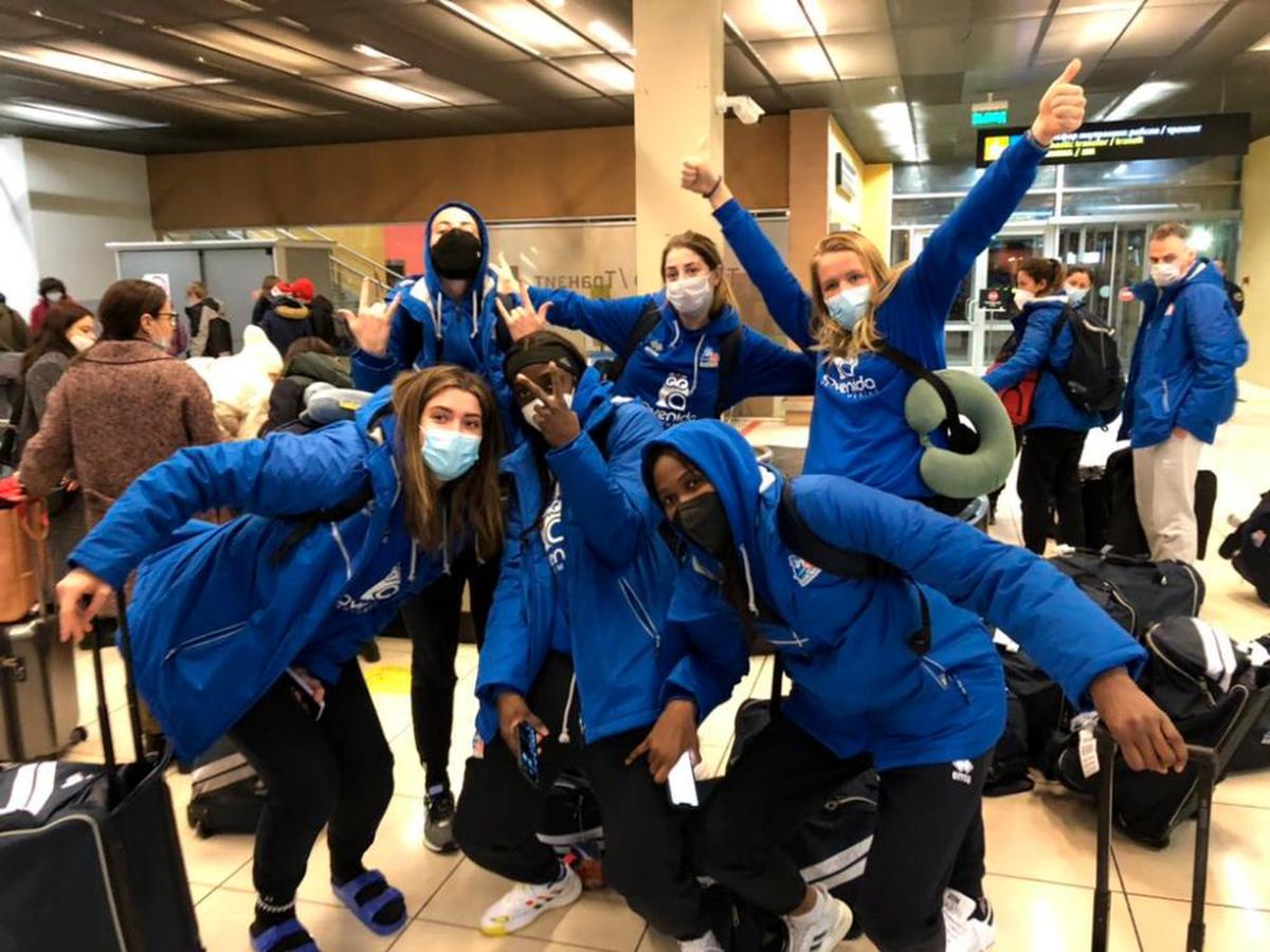 Las jugadoras del Perfumerías Avenida posan en uno de los aeropuertos del viaje a Ekaterimburgo