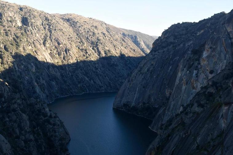 Ana de las impactantes panorámicas de Las Arribes desde los miradores de Aldeadávila