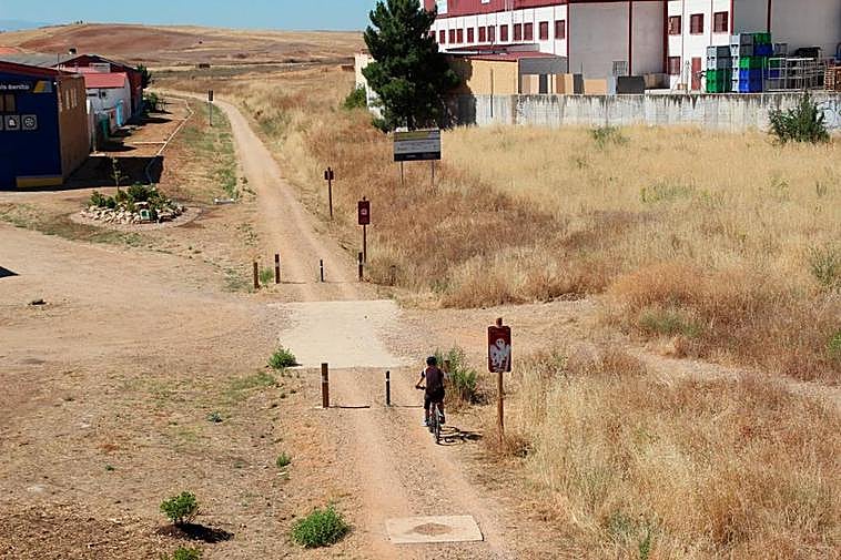 La Vía Verde a la entrada de Carbajosa, un punto clave para el recorrido de 22 kilómetros por el antiguo trazado del ferrocarril