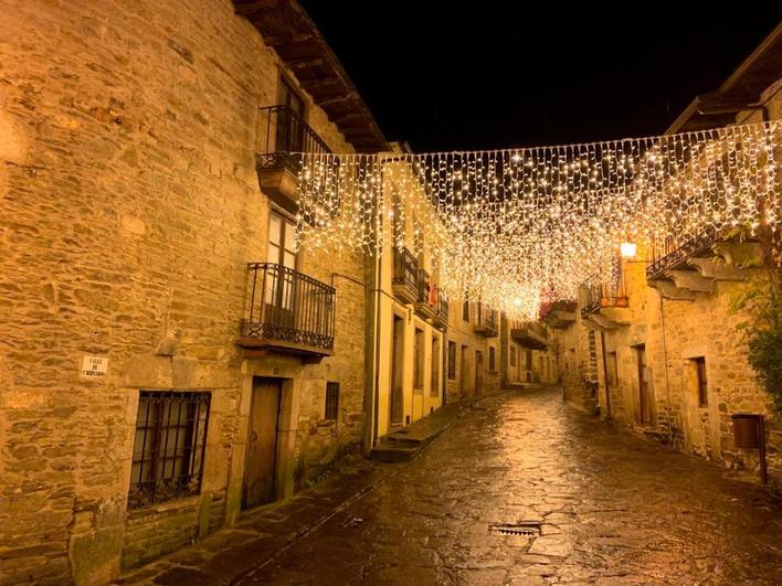 La iluminación navideña que engalana Puebla de Sanabria en Navidad es un espectáculo que nadie debe perderse