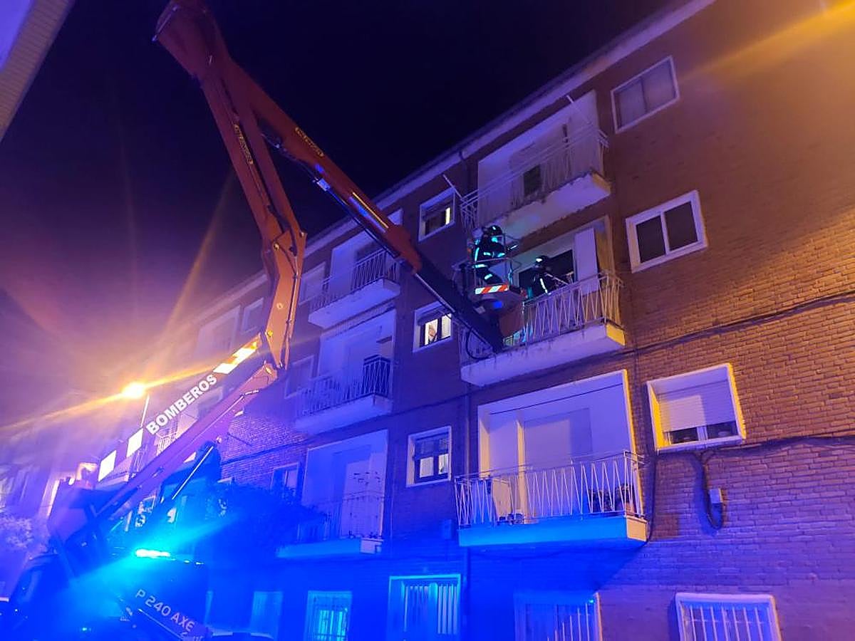 Los bomberos tratan de acceder a la vivienda.
