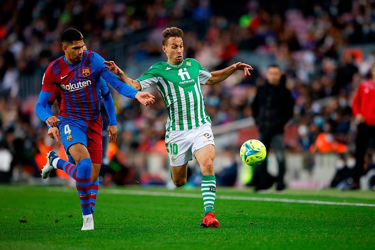 Araujo y Canales disputan un balón.