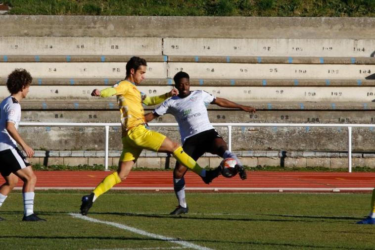 Cámara pelea un balón dividido con un jugador del Diocesanos en el choque en Las Pistas.