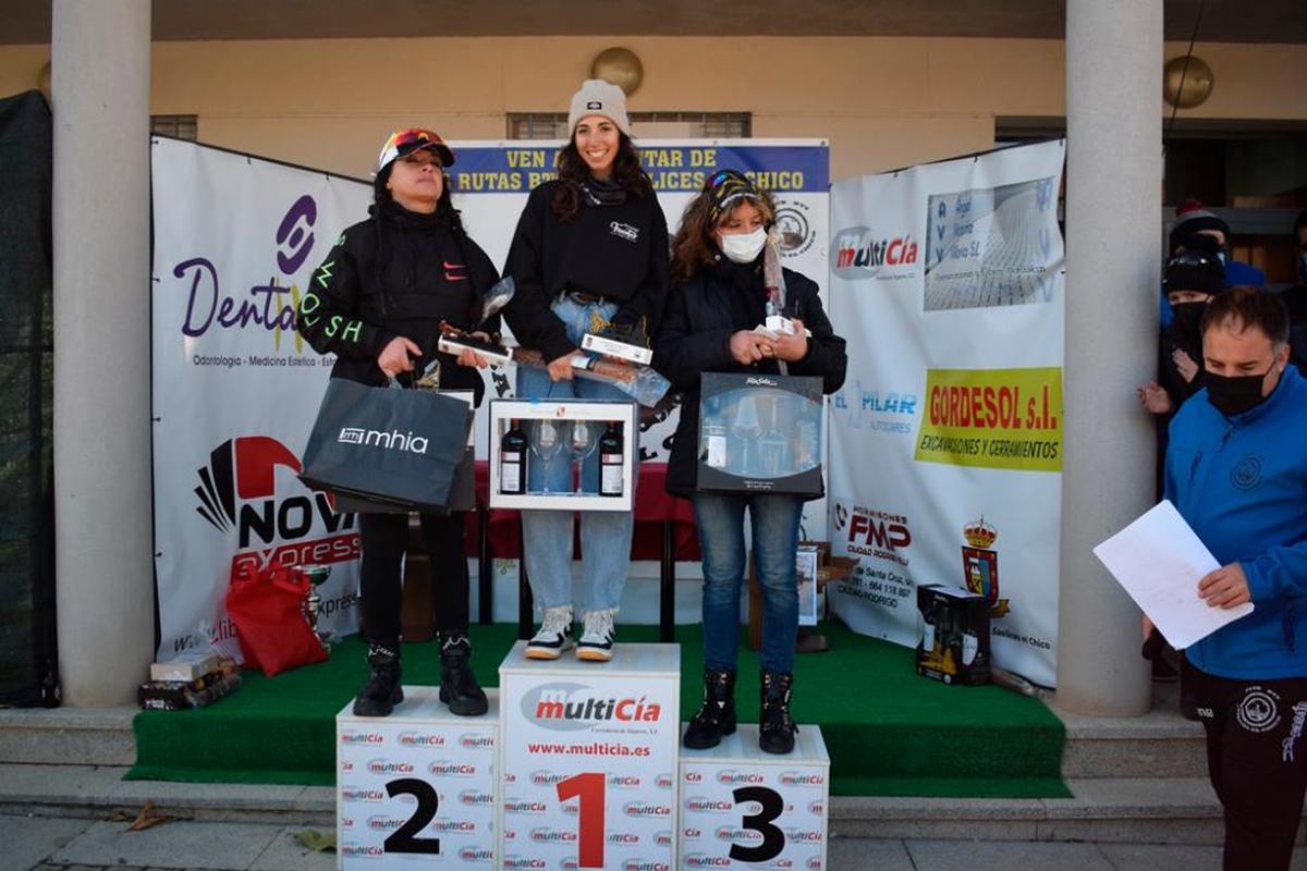 Las tres féminas en el podio. |