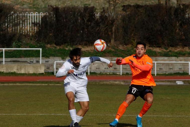 Álvaro Martín pelea por el balón con Javi.