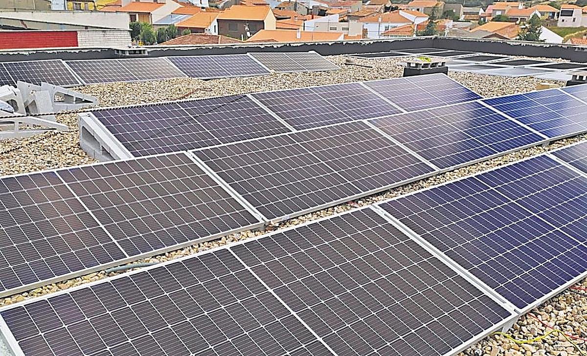 Instalación de autoconsumo colocada en la cubierta de un inmueble.