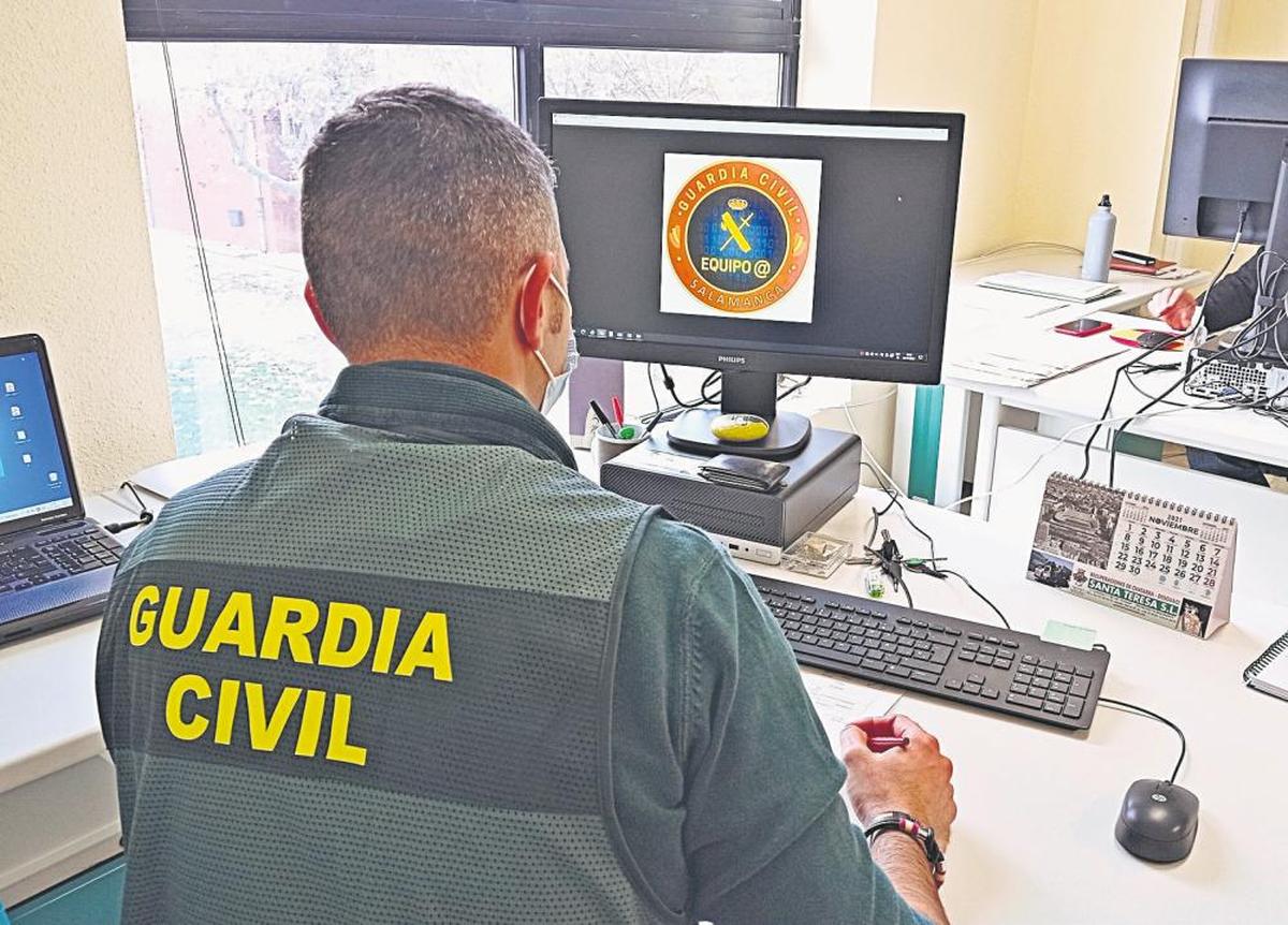 Uno de los integrantes del equipo Arroba, trabajando en la Comandancia de la Guardia Civil de Salamanca.