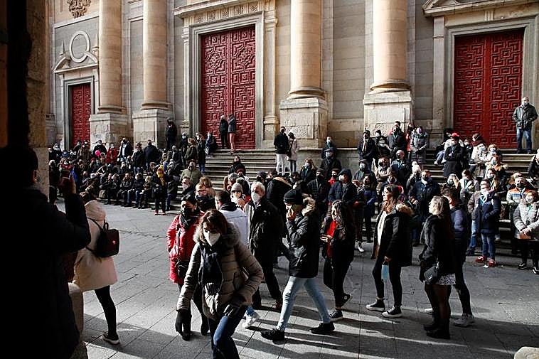 Decenas de turistas a las puertas en las escaleras de la iglesia de La Clerecía.