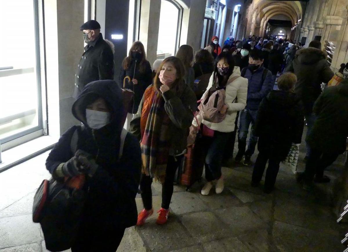 El grupo de turistas de Singapur, por los soportales de la Plaza minutos después de su llegada a Salamanca.