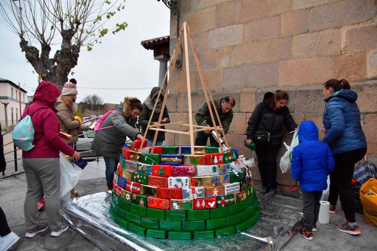 Los vecinos de Matilla colaborando en el montaje y decoración del tradicional árbol navideño.