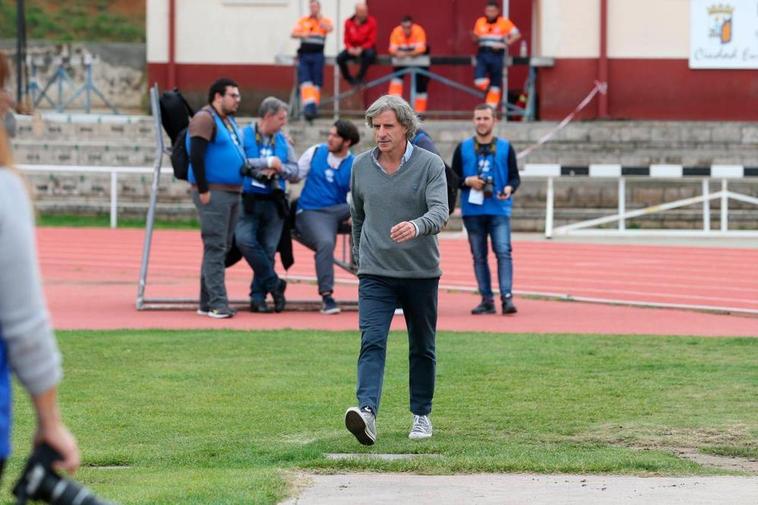 Roberto Aguirre, en Las Pistas cuando entrenaba al Unionistas.