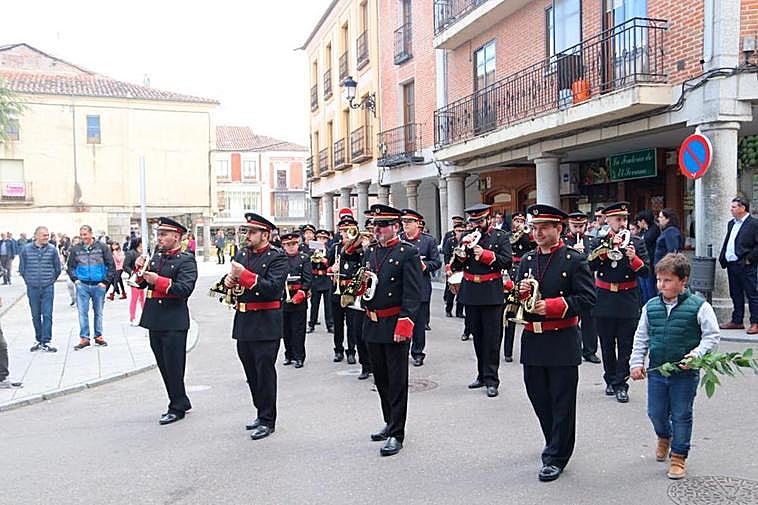 La banda de cornetas y tambores acompañando una procesión en el año 2019.