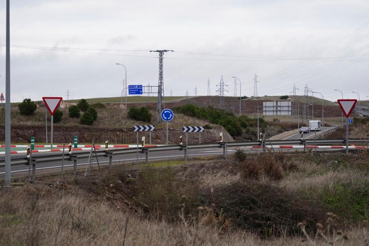 Glorieta de Buenos Aires y la salida que permite incorporarse a la autovía A-62.