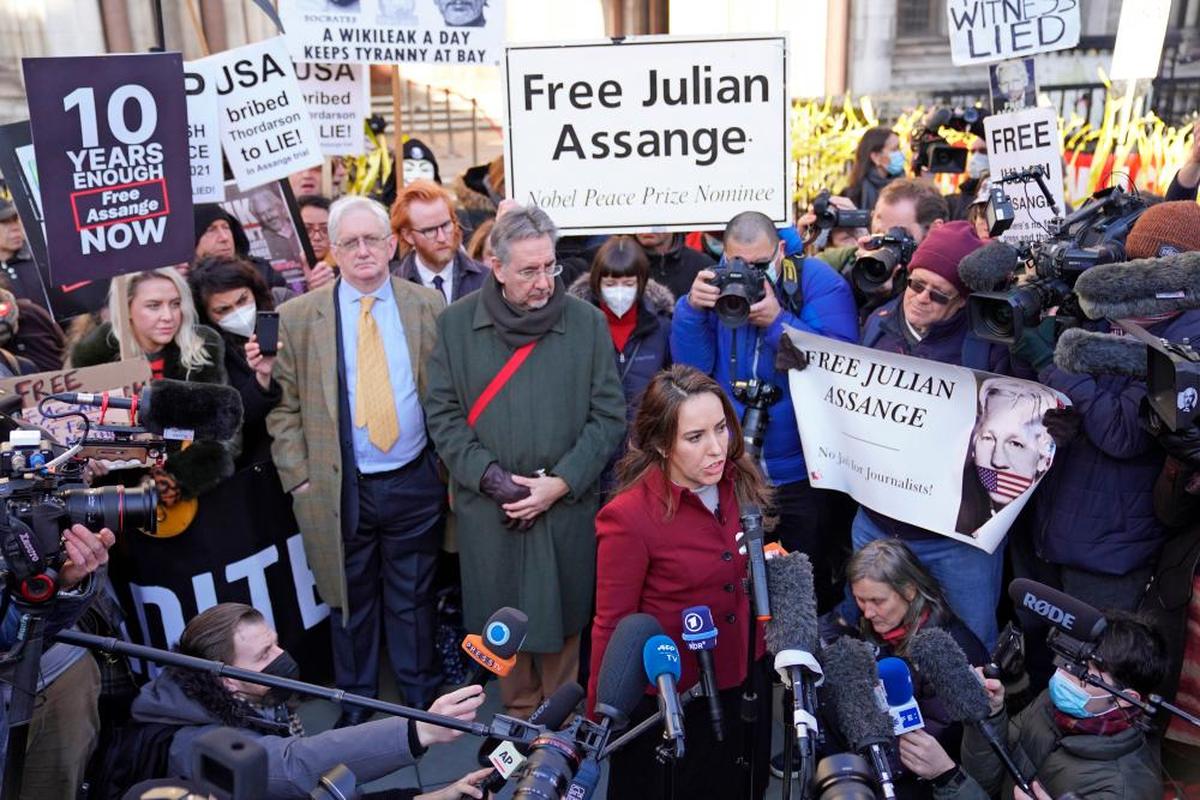 Protestas en Londres contra la decisión encabezadas por la pareja de Assange