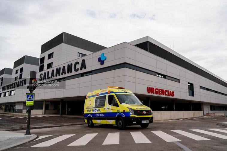 Una ambulancia de SACYL en el nuevo Hospital.