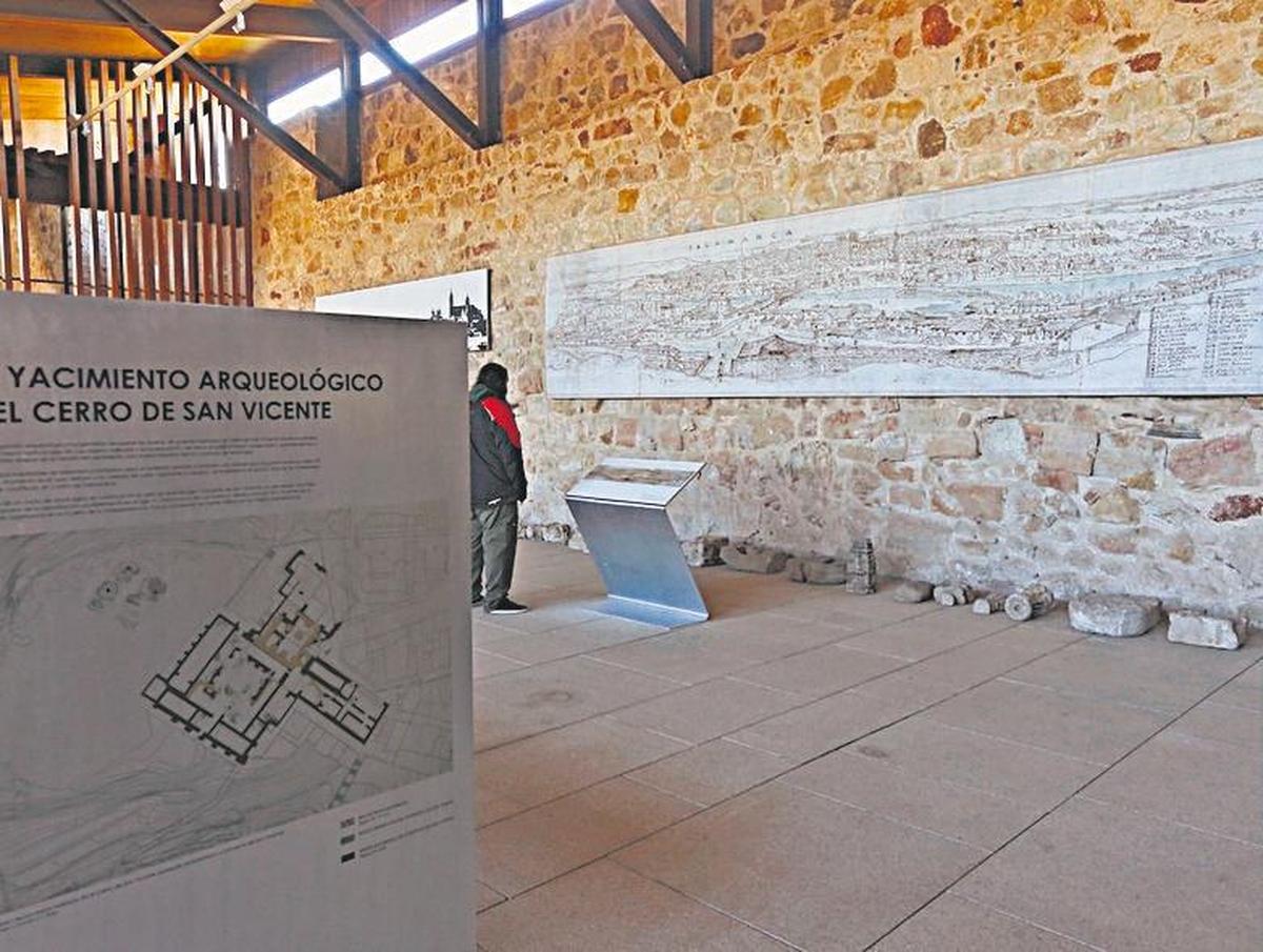 Carteles y mapas en el recinto del yacimiento arqueológico.