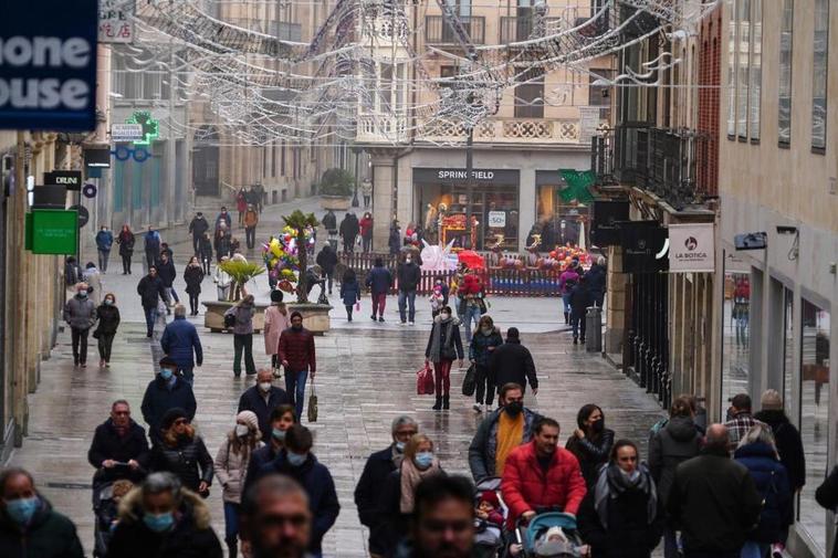 Ciudadanos paseando por la calle Toro de la capital.