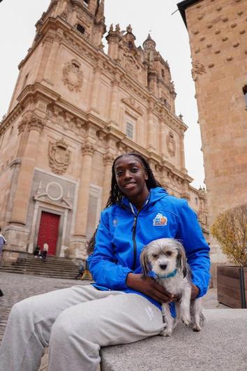 Kahleah Copper, con su perro Sonny en Salamanca