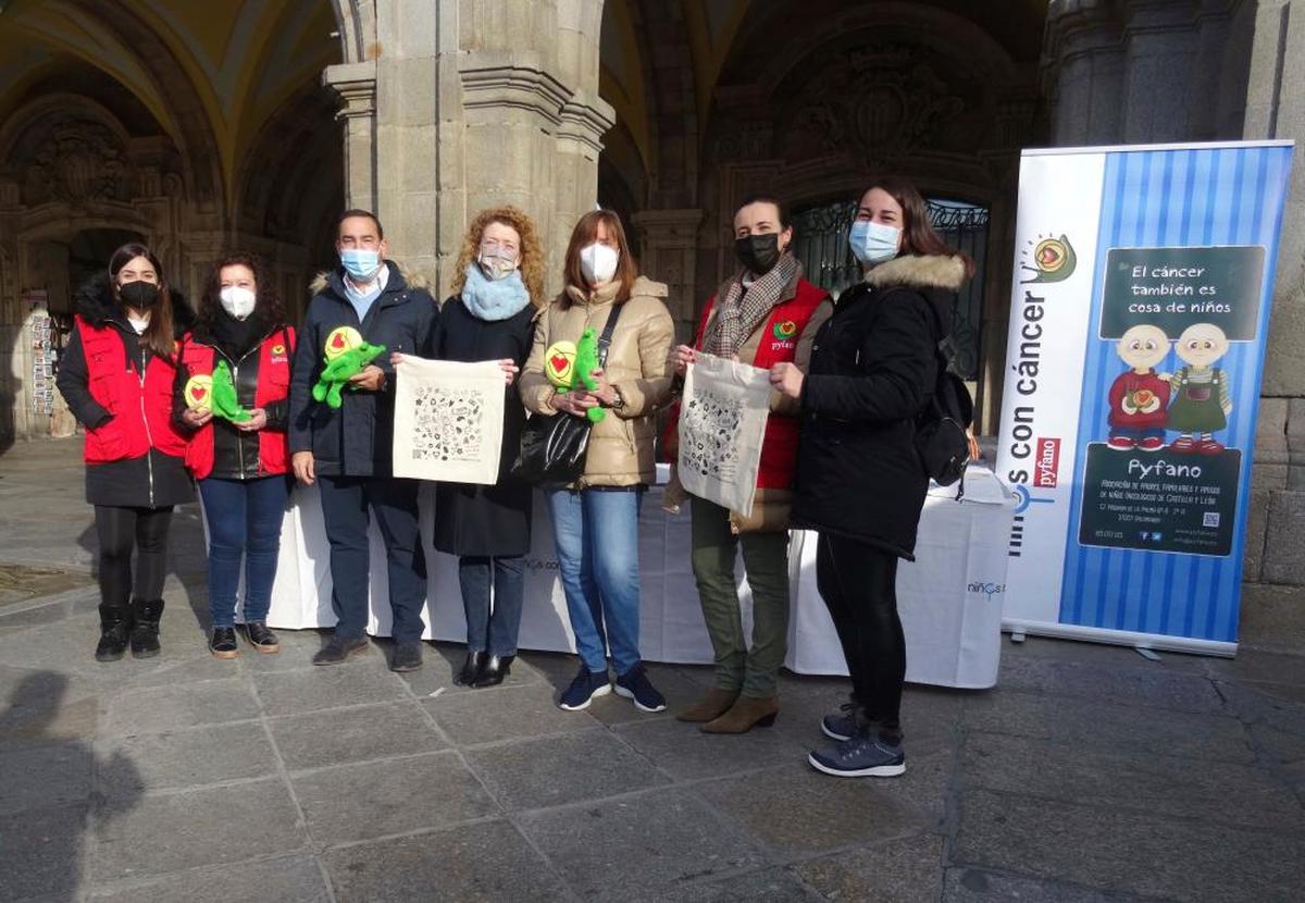 Ana Suárez, Eloy Ruiz, Mariola de la Fuente y diferentes voluntarias de Pyfano posan junto a los productos a la venta en la ‘shopping’.