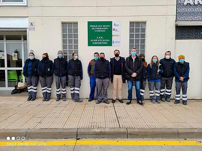 Alumnos y representantes de la Corporación de Aldeatejada en la presentación