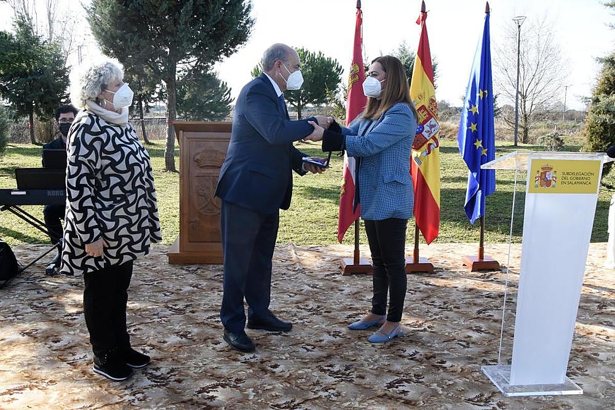 Manuel Rufino recibe la Medalla al Mérito para los vecinos de Muñoz de la delegada del Gobierno en la Región, Virginia Barcones