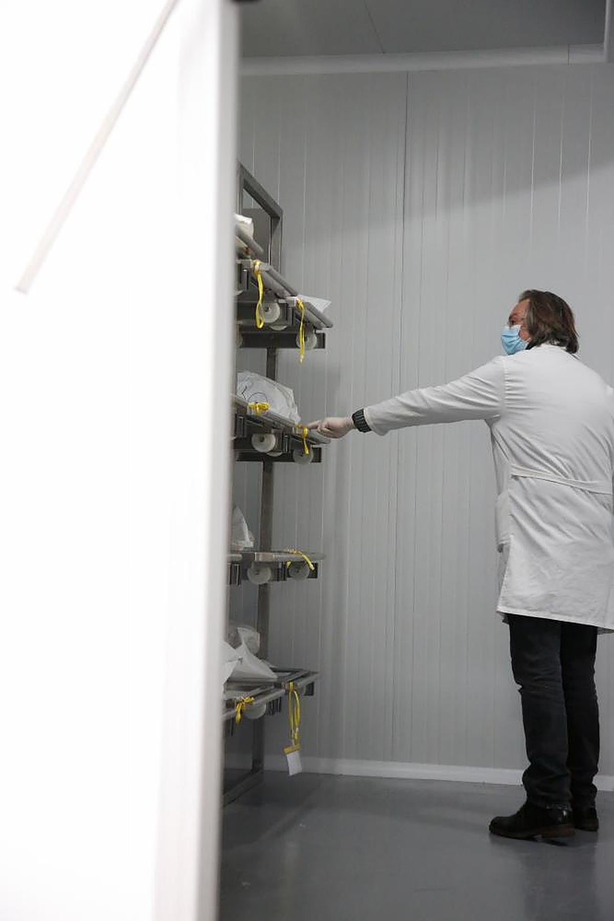 El técnico Damián Suárez en el depósito de cadáveres