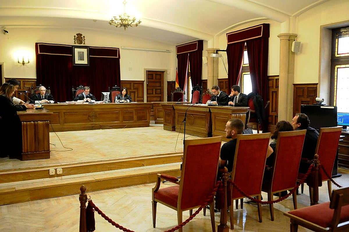 Feliciana García, entre su marido y su hijo, también condenados en esta causa, durante el juicio en la Audiencia Provincial.