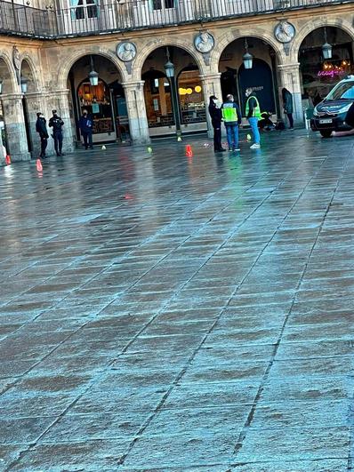 Gran expectación en la Plaza Mayor de Salamanca por el vuelo de unos drones