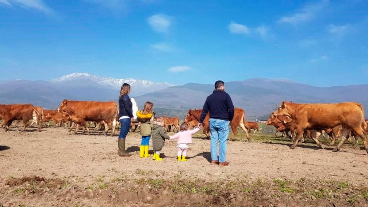 La familia Jorba-Pérez, con tres de sus hijos en la explotación de Candeleda.