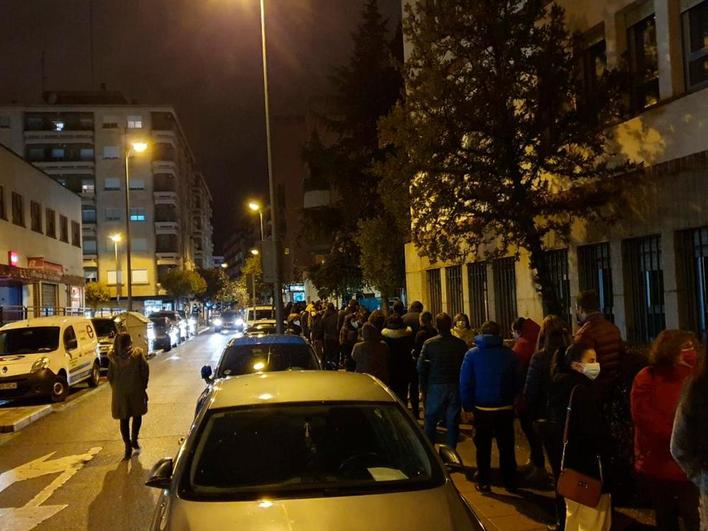 La calle Valencia minutos antes de las 21:00 horas.