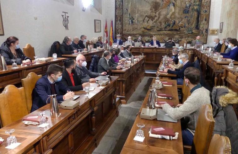 Asistentes al inicio de la sesión ordinaria del Consejo de Gobierno de la Universidad.