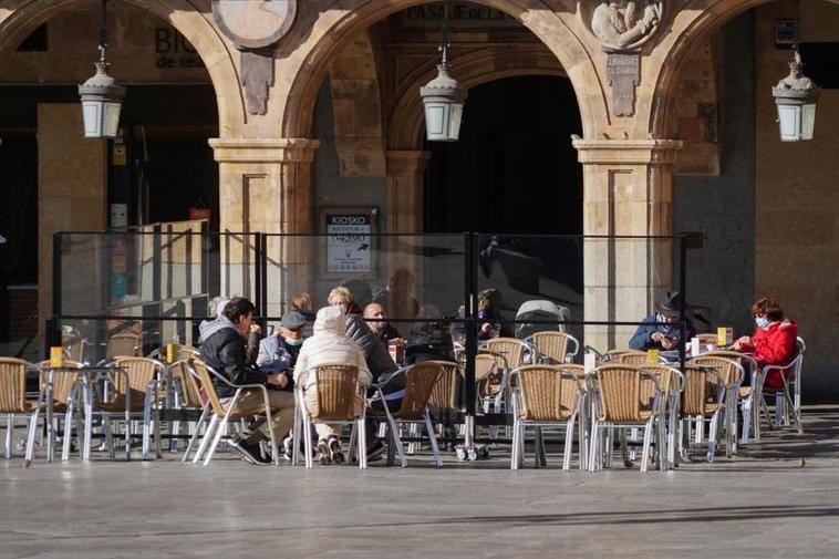 Clientes en una terraza de la Plaza Mayor.