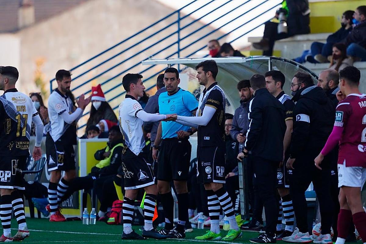 Doncel choca a De la Nava el pasado domingo, momento en el que cumplió 100 partidos de bronce con el Unionistas.