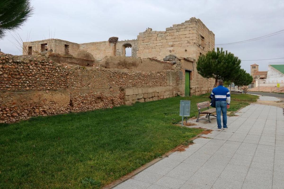 Restos del Palacio de don Juan de Toledo y al fondo, la torre de la iglesia parroquial.