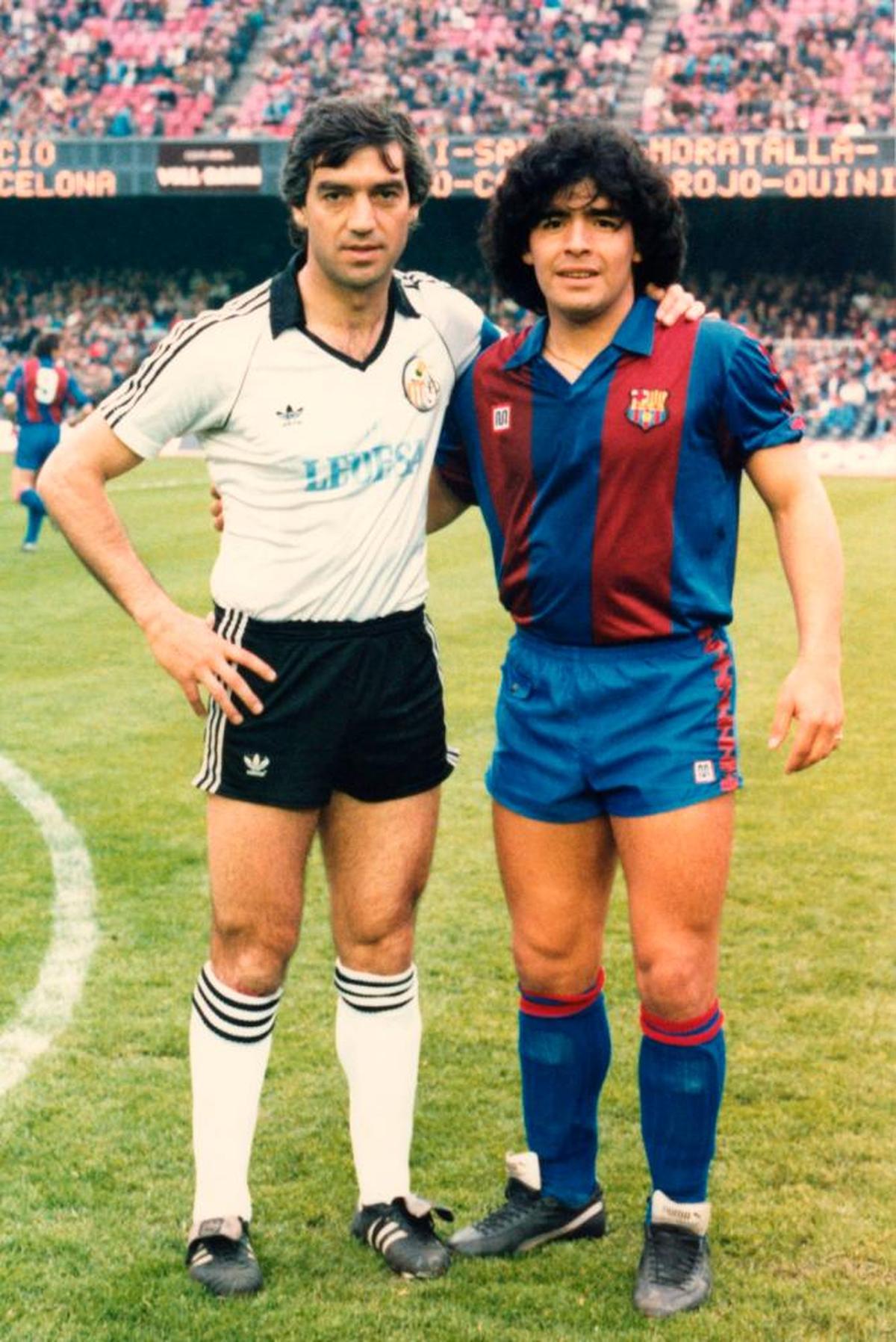 Enrique Miguel Martín junto a Maradona.