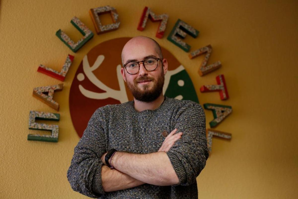 El psicólogo Javier López en la Asociación Salud Mental Salamanca, en la calle Castroverde.