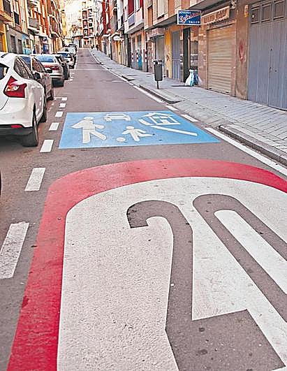 Señales de grandes dimensiones en Palacio Valdés, una de las vías calificadas de residenciales.