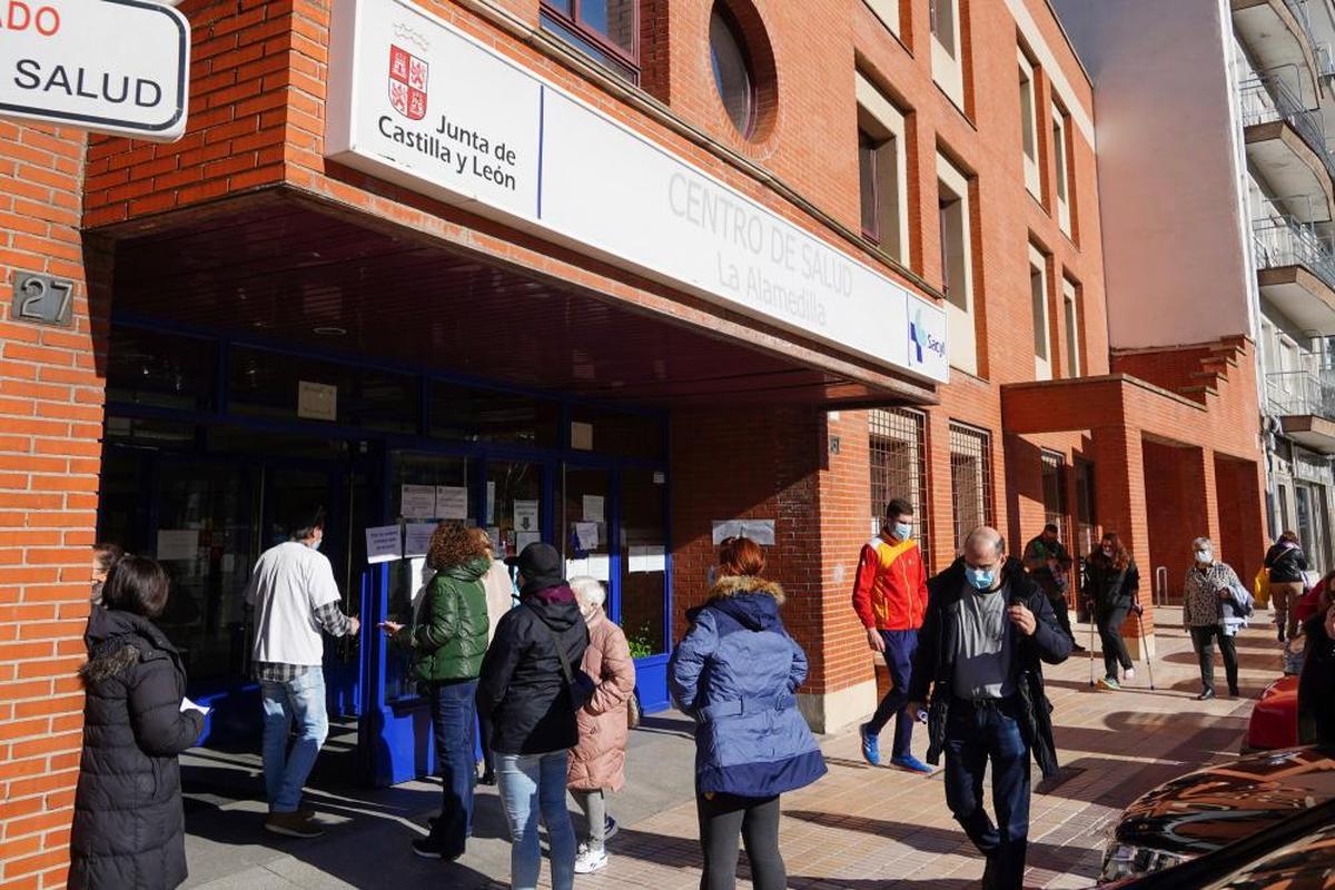 Entrada al centro de salud de La Alamedilla este miércoles