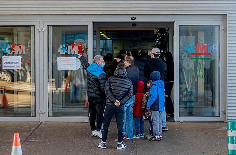 Personas esperando para hacerse test en Madrid