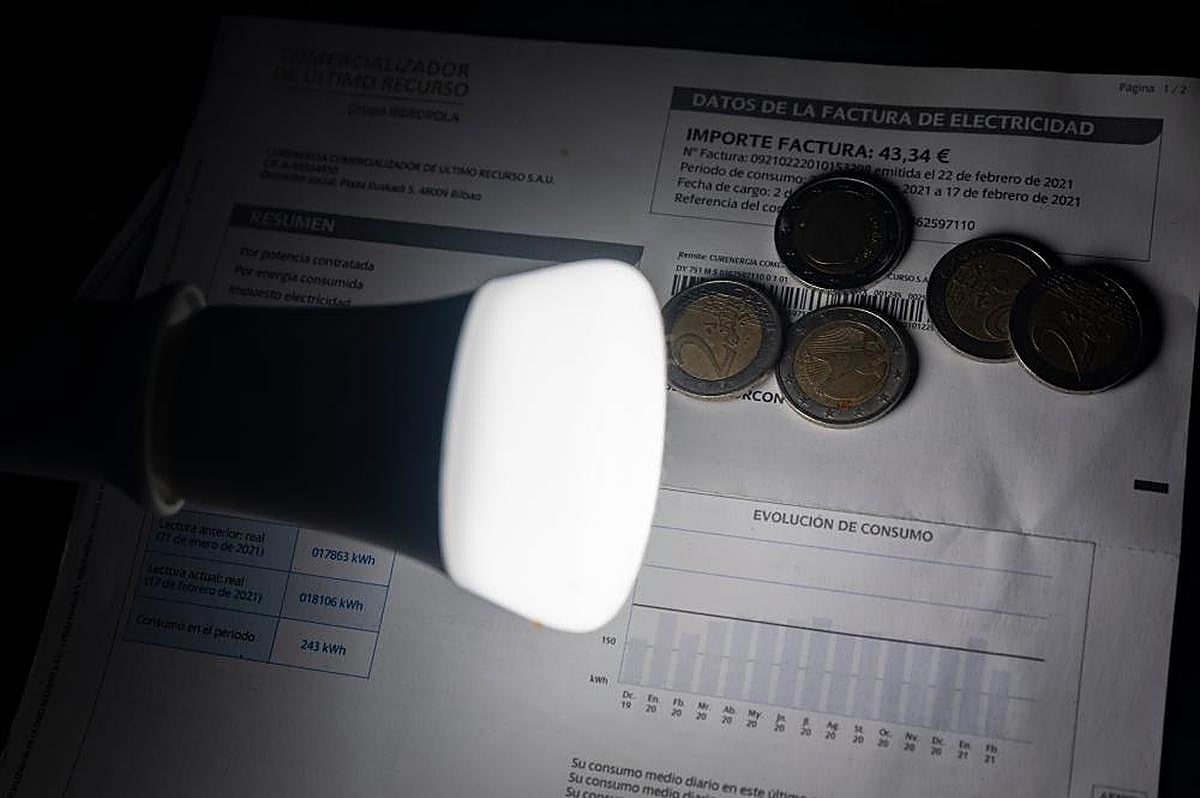 Una lámpara refleja el importe de una factura de la electricidad